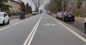Entreprisen omfatter ændringer i de trafikale forhold på den del af Rødegårdsvej, der går fra Stærmosegårdsvej, og ender i en supercykelsti.